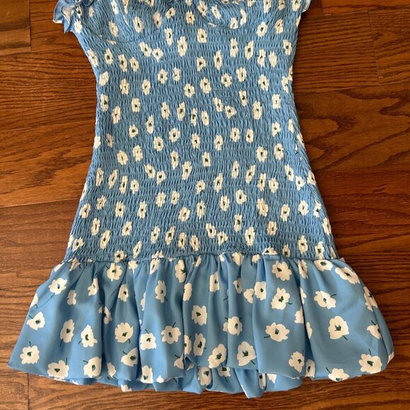NWT LeLe  Floral Ruffle Mini Dress Blue Size Medium Sweetheart Neckline Smocked - Picture 7 of 16